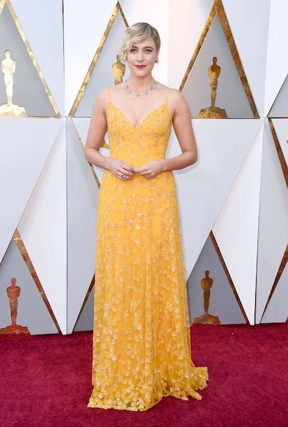 Greta Gerwig, nominada a mejor dirección por Lady Bird, brilló con un diseño amarillo de Rodarte.