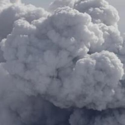 Imagen de la nube de cenizas producida tras la erupción de un volcán en Islandia