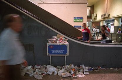 Aspecto que presentaba ayer la estación de Renfe de Atocha, con la basura acumulada en el suelo y en las papeleras.