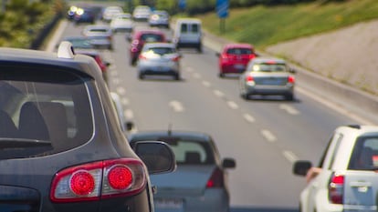 Autos transitan por una avenida de alta velocidad en Chile.