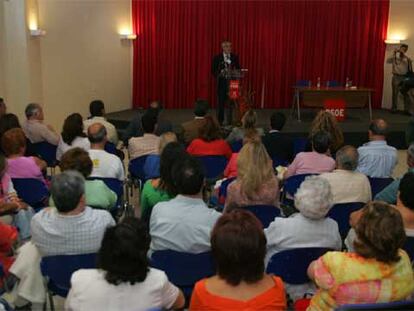 El consejero de Economía y Hacienda, José Antonio Griñán, ayer, en un acto de defensa del Estatuto en Castilleja de la Cuesta (Sevilla).