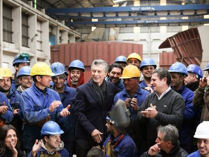 Mauricio Macri, en el centro, rodeado de obreros de un astillero de Mar del Plata.