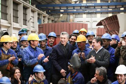 Mauricio Macri, en el centro, rodeado de obreros de un astillero de Mar del Plata.