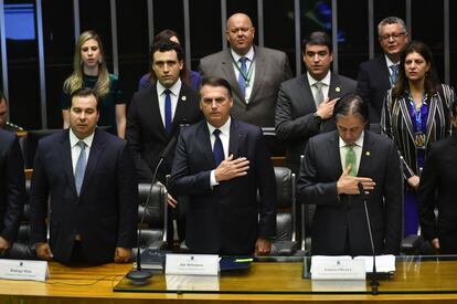 El presidente electo de Brasil, Jair Bolsonaro, escucha el himno nacional en el Congreso antes de jurar su cargo.