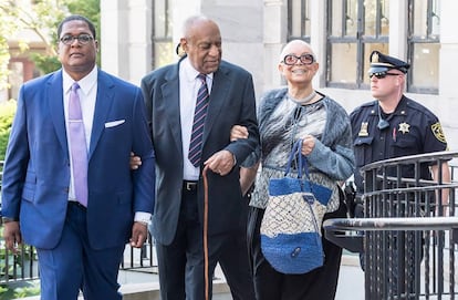 Bill Cosby y su esposa, Camille, este lunes en Norristown (Pensilvania).