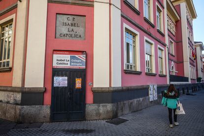 Una mujer pasa por delante del colegio bilingüe Isabel la Católica, en el centro de Madrid.
