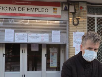 Un hombre pasa ante una oficina de empleo en Madrid.