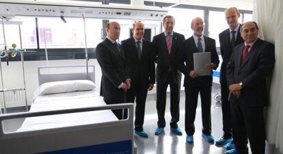 Desde la izquierda, el delegado del Gobierno, Carlos Urquijo; Rafael Bengoa, José Luis Bilbao, José Andrés Gorricho y los directores generales del grupo Mitxel Duñabeitia y Jon Darpón.