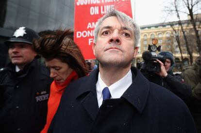 El exministro Chris Huhne llega al tribunal que le conden&oacute; en Londres.