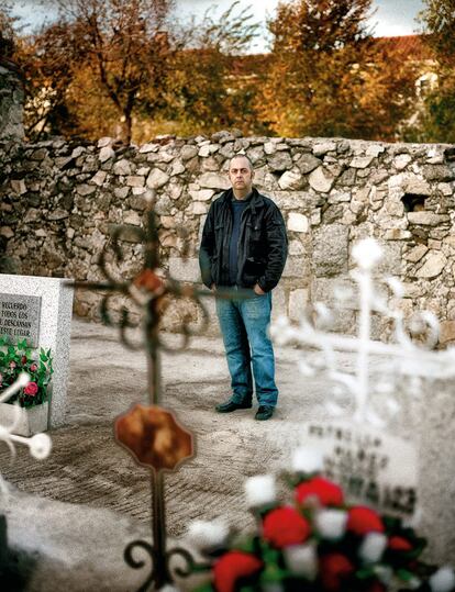 <i>Emilio Silva.<i>"De los desaparecidos no hay bibliografía" Periodista y presidente de la Asociación para la Recuperación de la Memoria Histórica. 45 años. </i>Más que héroes civiles, él ve en estas páginas "gente con una causa". Él la tiene. Y una colección de tarjetas de periodistas de medio mundo. Emilio Silva pasó de entrevistador a entrevistado en el año 2000, cuando dio con la fosa común a la que fue arrojado su abuelo muerto durante la Guerra Civil en El Bierzo (León). Fue la primera en abrirse siguiendo un protocolo científico, y los restos de su abuelo, los primeros en ser identificados. Pudo haberse quedado en una anécdota familiar, pero la herida de la guerra ya supuraba. Muchos otros tomaron el camino que Silva había emprendido. "De los desaparecidos no hay bibliografía", dice. O mejor: no había. Formó la asociación que hoy preside, y comenzó a recopilar fichas de ejecutados, información de familiares, mapas y lugares. "¿Por qué seguí?", se pregunta. "Porque esta causa conjuga mis emociones con mi historia familiar, mis ideas y algo muy humano: la reacción ante la injusticia que estas víctimas sufrieron".</i>