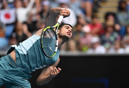 Alcaraz sirve durante el partido contra Nishioka en la Margaret Court Arena.