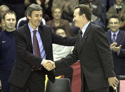 El entrenador del FC Barcelona, Pesic, a la izquierda, y Aíto, ex entrenador, a la derecha, se saludan durante el partido que enfrenta al Barça con el Joventut. El técnico español regresó a la Penya después de 17 años, pero no fue hasta su regreso al DKV, en 2007, cuando consiguió una Copa del Rey.