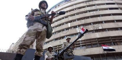Soldados ante el edificio de la televisión pública en El Cairo.