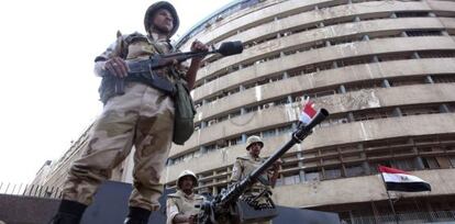 Soldados ante el edificio de la televisi&oacute;n p&uacute;blica en El Cairo.