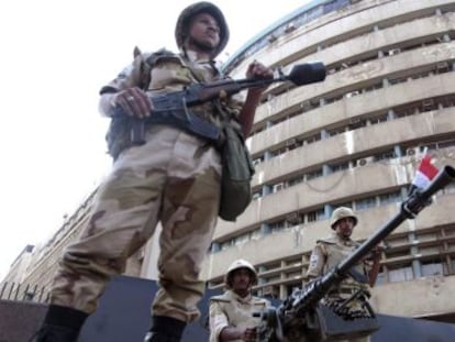 Soldados ante el edificio de la televisi&oacute;n p&uacute;blica en El Cairo.