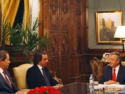 Joseph E. Roberts (izquierda) y José María Aznar (centro), durante la reunión con el presidente de Argentina, Néstor Kirchner, el pasado miércoles.