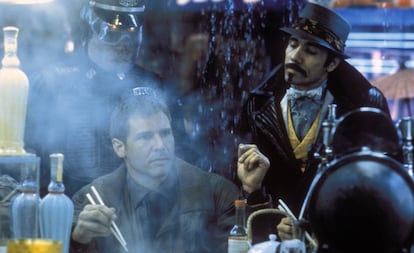 Harrison Ford y Edward James Olmos, en una escena de 'Blade Runner' (1982), de Ridley Scott.