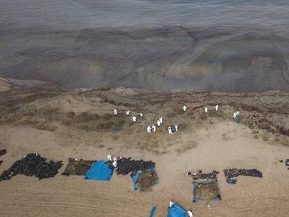 Labores de limpieza del derrame de petróleo de la refinería La Pampilla de Repsol, en Perú.