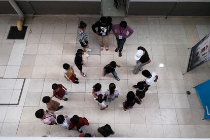 Estudiantes realizan actividades de integración bajo la supervisión de profesores.