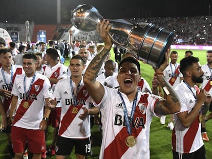 Enzo P&eacute;rez, figura de River y la selecci&oacute;n, levanta la Copa Argentina.