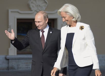 El presidente ruso, Vladímir Putin (izda), da la bienvenida a la directora del Foro Mundial Internacional (FMI), Christine Lagarde, en el Palacio de Constantino en San Petersburgo.