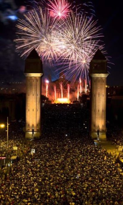 Una multitud contempla el piromusical desde la avenida Maria Cristina y la plaza de Espanya.