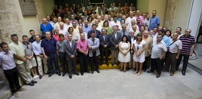 El presidente de la Diputación de Valencia, Alfonso Rus, ha entregado un cheque de 500.000 euros a las escuelas musicales.