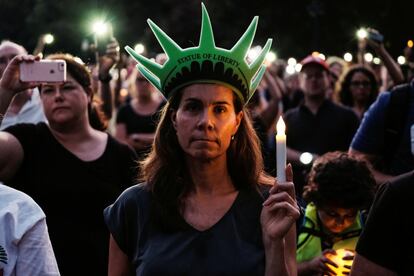 La movilización se ha visto reforzada por el anuncio de Trump del inicio de redadas contra inmigrantes este mismo fin de semana. En la imagen, una activista durante la protesta cercana a la Casa Blanca, en Washington.