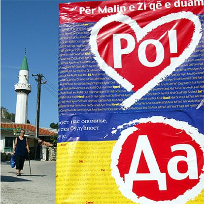 Carteles a favor del <i>sí</i>, en serbio y albanés, en el sur de Montenegro.