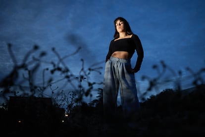 La youtuber Carmen Merina, 'RayoMcqueer', posa en Granada.