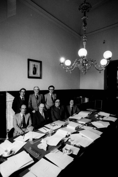 Los miembros de la ponencia constitucional (los padres de la Constitución) posan en una sala del Parlamento. De pie y desde la izquierda: Gabriel Cisneros, José Pedro Pérez Llorca y Miguel Herrero (UCD); sentados: Miquel Roca (Minoría Catalana), Manuel Fraga Iribarne (AP), Gregorio Peces Barba (PSOE) y Jordi Solé Tura (PCE), el 10 de mayo de 1978.