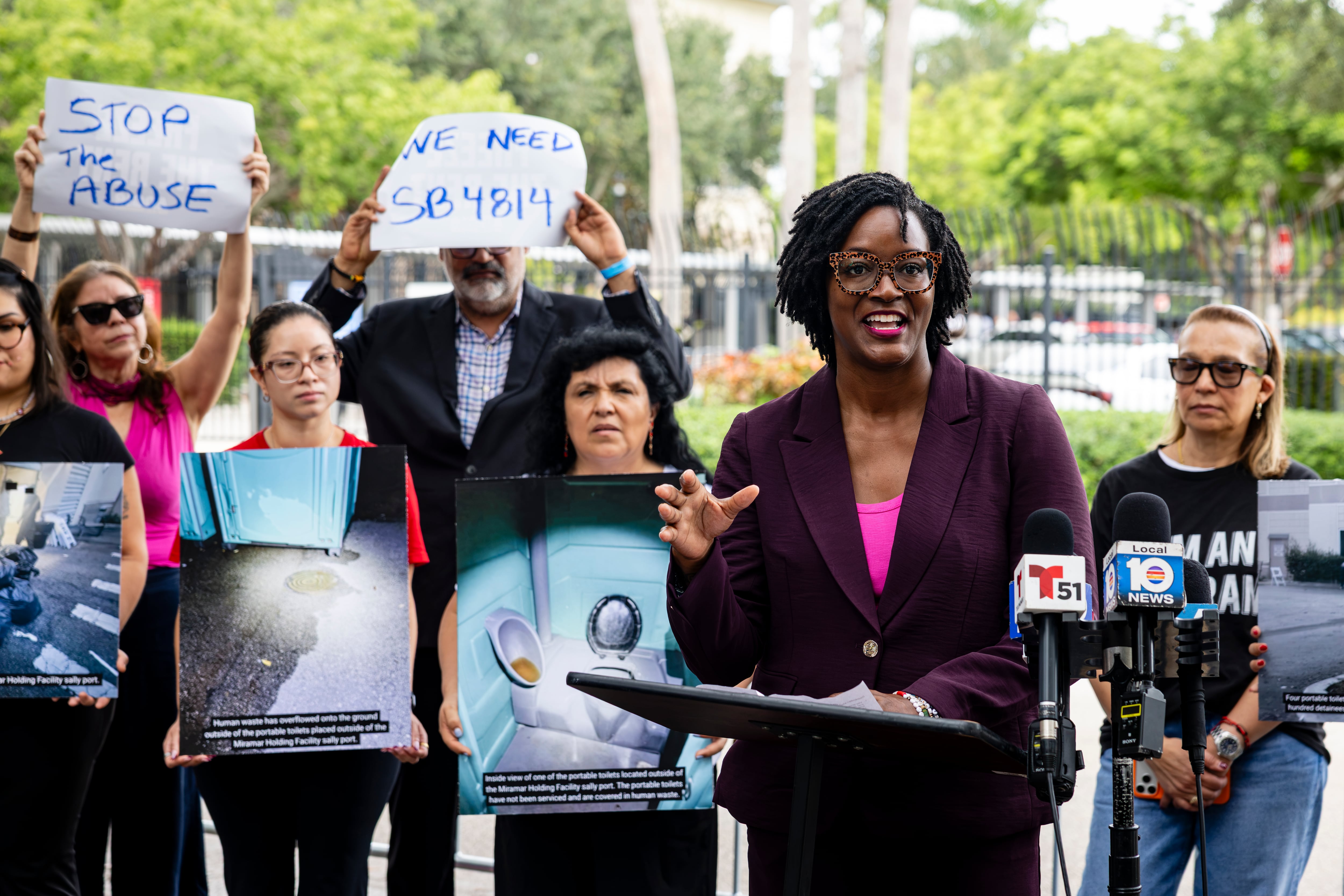 Angie Nixon en rueda de prensa en Miramar, Florida, el 30 de septiembre.