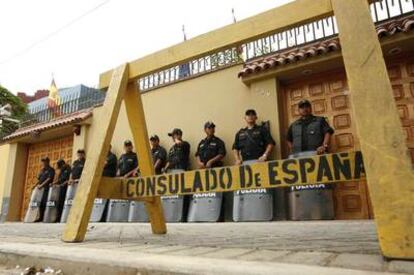 Despliegue policial ante la Embajada de España en Lima por las protestas de los afectados de Air Comet.