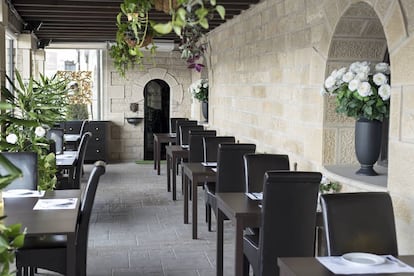 Terraza del hotel Valdelana, en Elciego (Álava).
