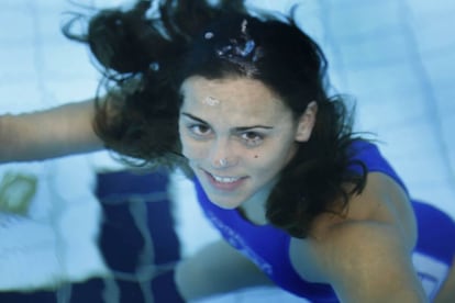 Olga Doménech posa en la piscina de Can Llong.