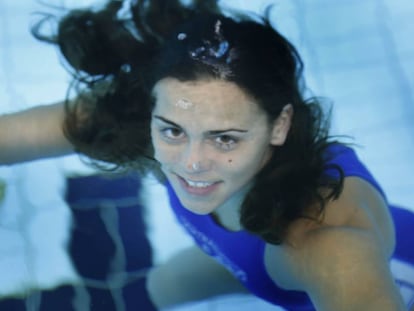 Olga Doménech posa en la piscina de Can Llong.