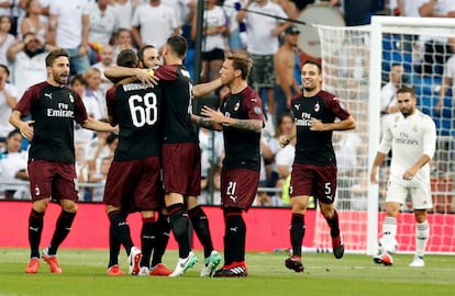 El delantero argentino del Milan Gonzalo Higuaín celebra su gol con sus compañeros durante el partido.