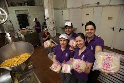 Delfina Solorio, con sus hijos, en su fábrica de tortillas mexicanas La Reina en Cuatro Caminos.