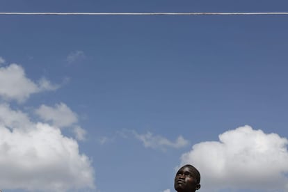 Un joven masai mira a la cuerda cuya cabeza tiene que alcanzar durante la competición de salto alto.