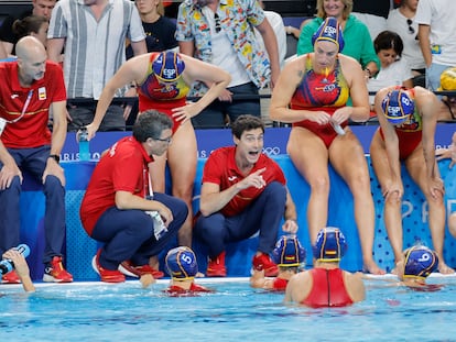 Miki Oca (centro) da instrucciones a las jugadoras españolas durante la final de este sábado ante Australia.