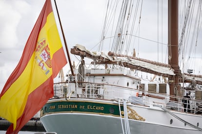 Vista de popa del buque Juan Sebastián Elcano, atracado en el puerto de Cádiz.