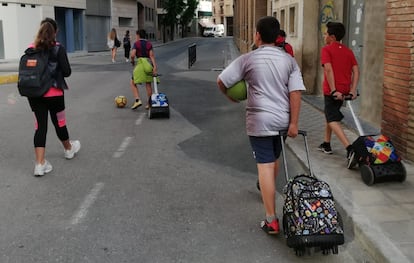 Un grupo de escolares de Huesca, de camino al colegio, el pasado junio.