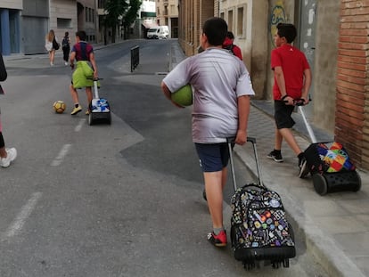 Un grupo de escolares de Huesca, de camino al colegio, el pasado junio.