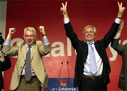 El líder de los socialistas catalanes, Pasqual Maragall, y el alcalde de Barcelona, Joan Clos, a la derecha, tras conocer los resultados electorales.