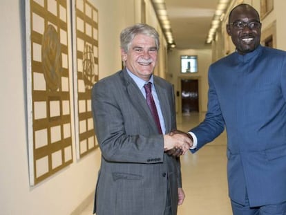 El ministro de Exteriores de Espa&ntilde;a saluda a su hom&oacute;logo de N&iacute;ger, Ibrahim Yacoubou, en Roma.