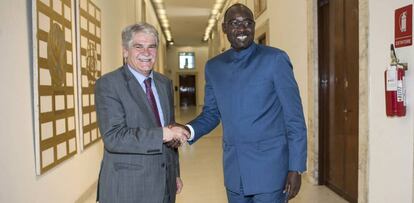 El ministro de Exteriores de España saluda a su homólogo de Níger, Ibrahim Yacoubou, en Roma.