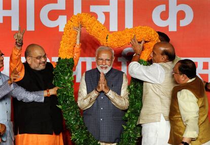 El primer ministro indio, Narendra Modi (en el centro), celebra su victoria en las elecciones generales junto al presidente del partido, Amit Shah (a la izquierda), y al ministro indio del Interior, Rajnath Singh (a la derecha), este jueves en Nueva Delhi, India.