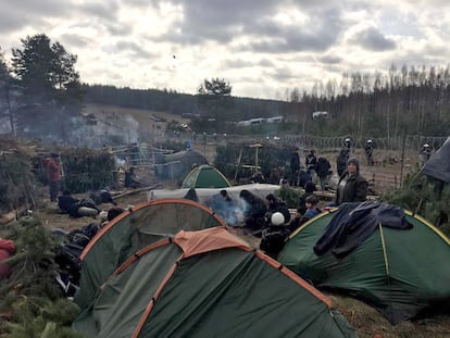 Decenas de migrantes en el campamento levantado en el lado bielorruso de la frontera, en una imagen cedida por uno de ellos.