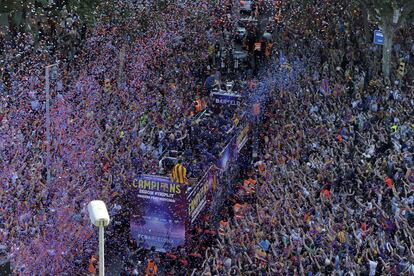 Els jugadors del Barça recorren amb autocar els carrers de Barcelona.