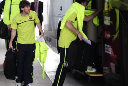 Messi se dispone a subir al autobús tras Milito.